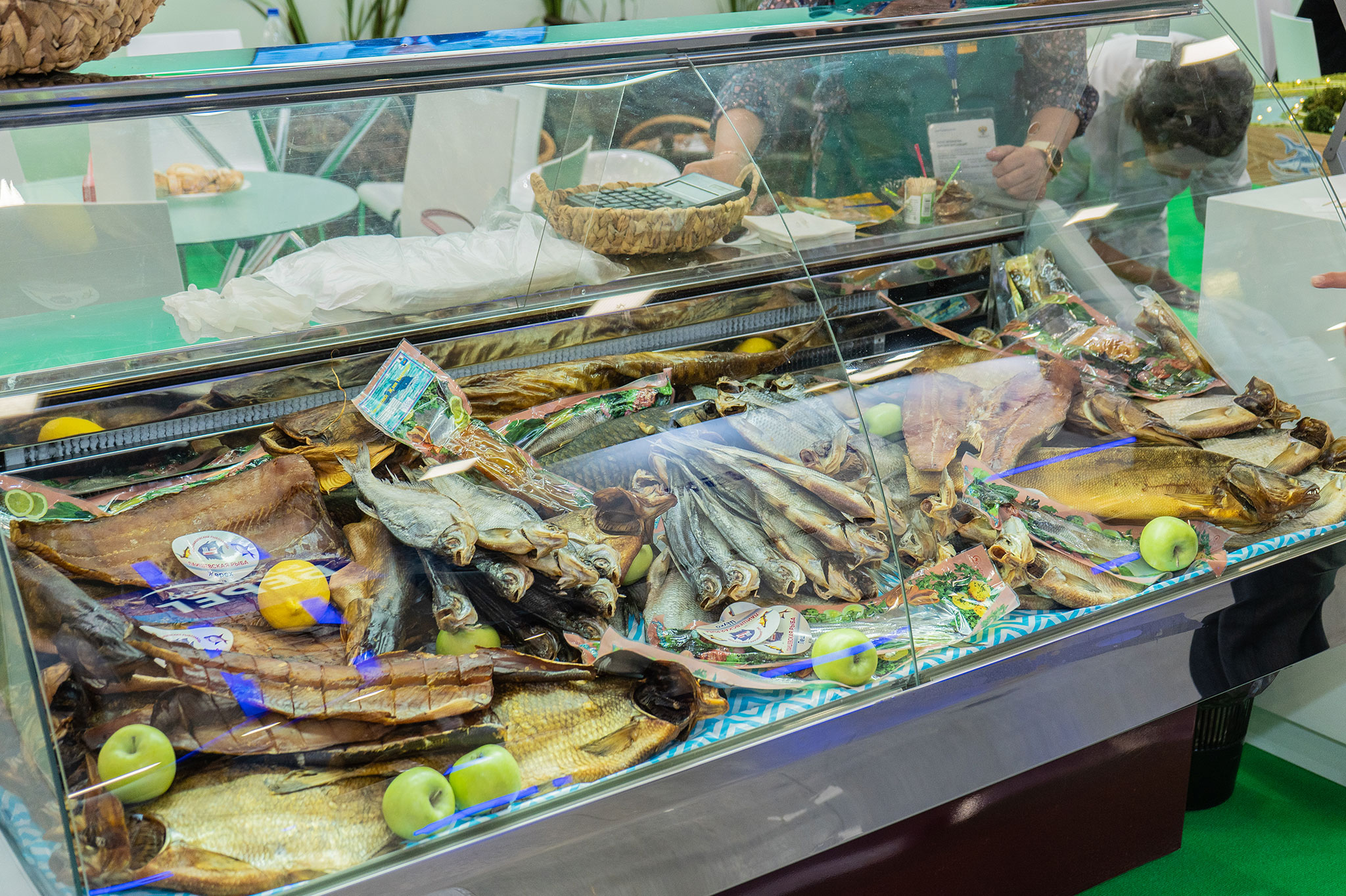 Seafood expo. Выставка морепродуктов. Global Seafood выставка Санкт Петербург. Рыбная ярмарка на Мальдивах. Global Fishery forum & Seafood Expo Russia фото стендов.